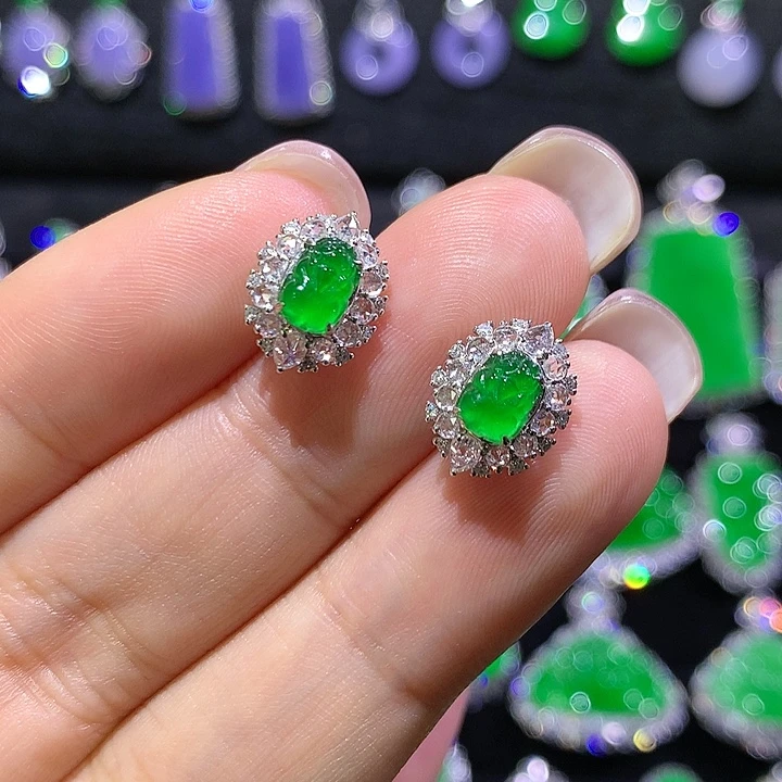 翡翠18K金镶嵌耳饰高冰满绿起光貔貅