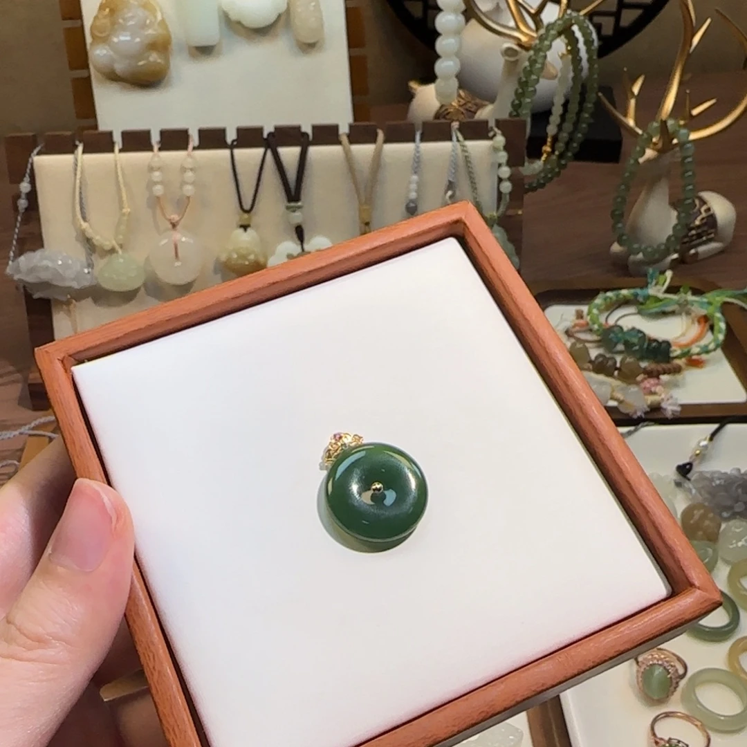 和田玉18K金镶嵌颈饰