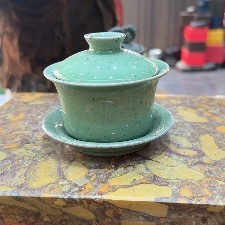 喝茶铁胎盖碗一个，瓷。。。