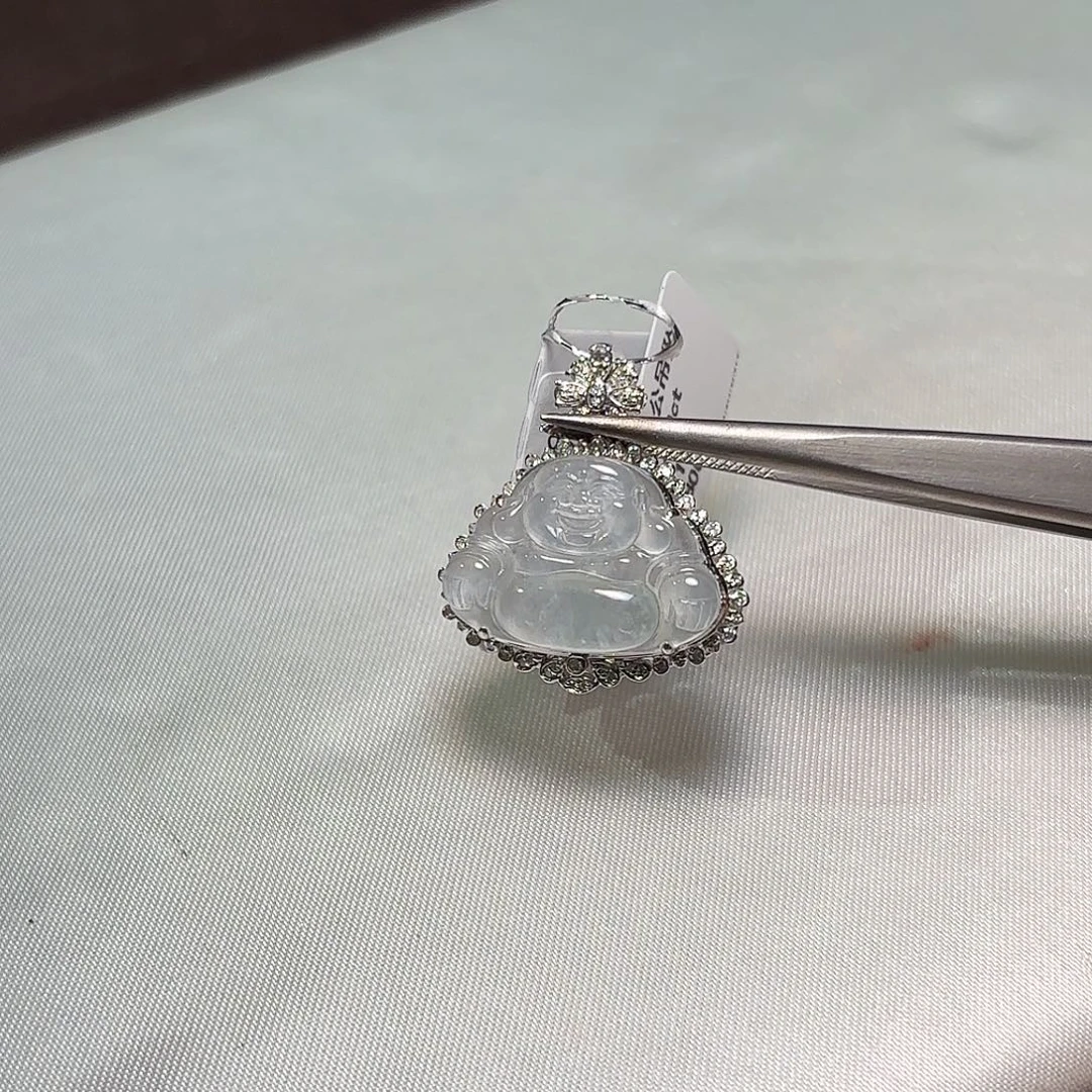 翡翠18K金镶嵌颈饰木纳雪花棉佛公