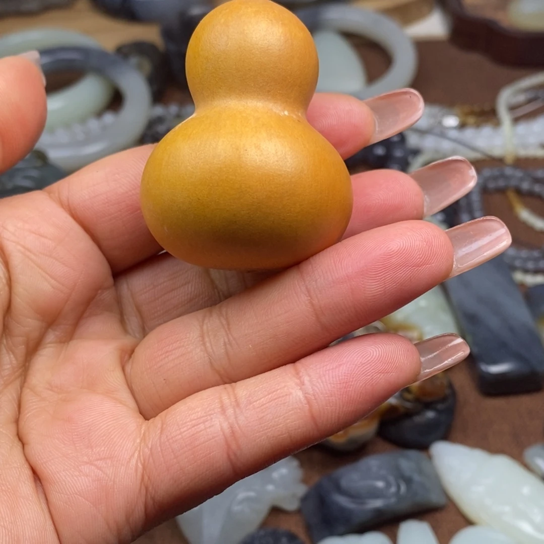 廿***廿和田玉未镶嵌颈饰