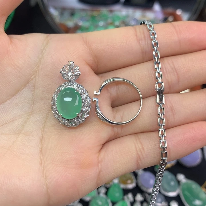 翡翠18K金镶嵌颈饰翡翠