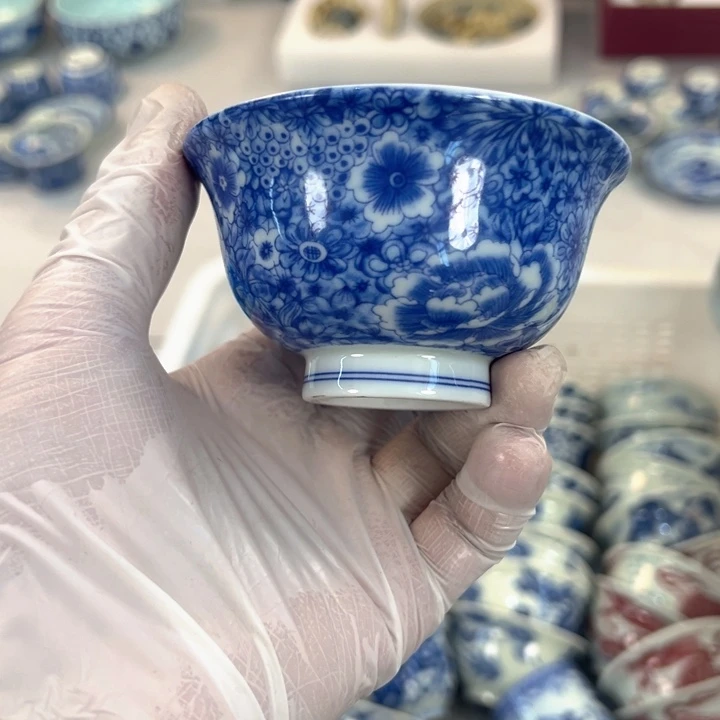 瓷片白青花万花压手杯全品