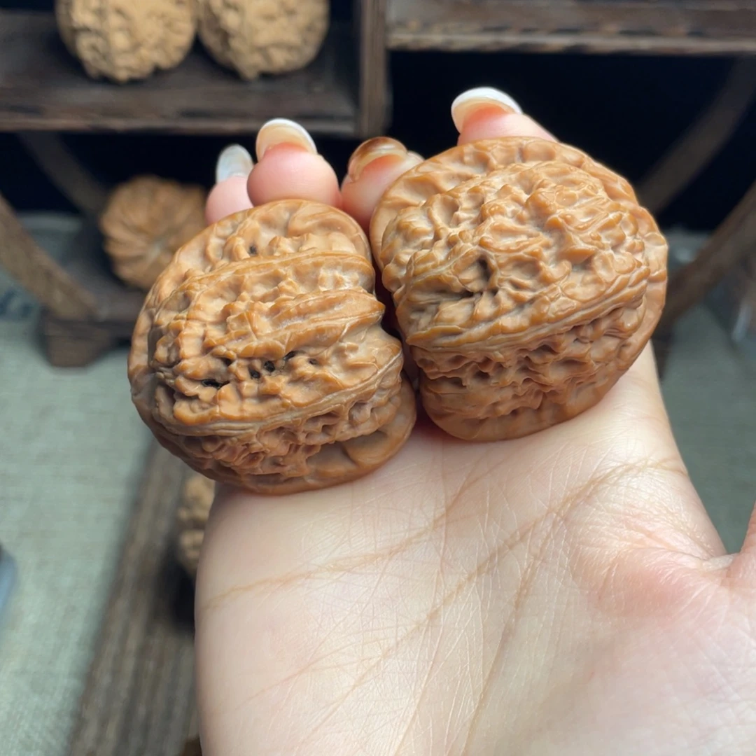 文玩核桃吊坠三角白42 全品白茬精配毕业红皮克重打手