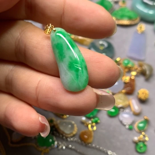 颈饰18K金镶嵌翡翠