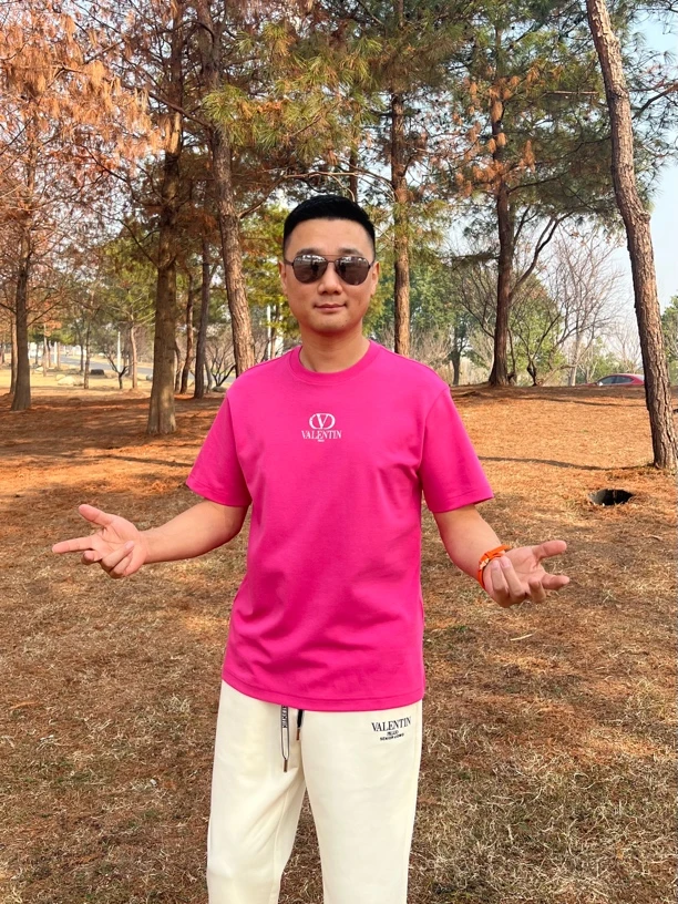 《国际行》2025早春简约微阔时尚百搭半袖