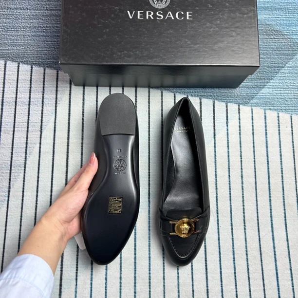 未使用 VERSACE/范思哲 黑色金扣平底鞋三八码