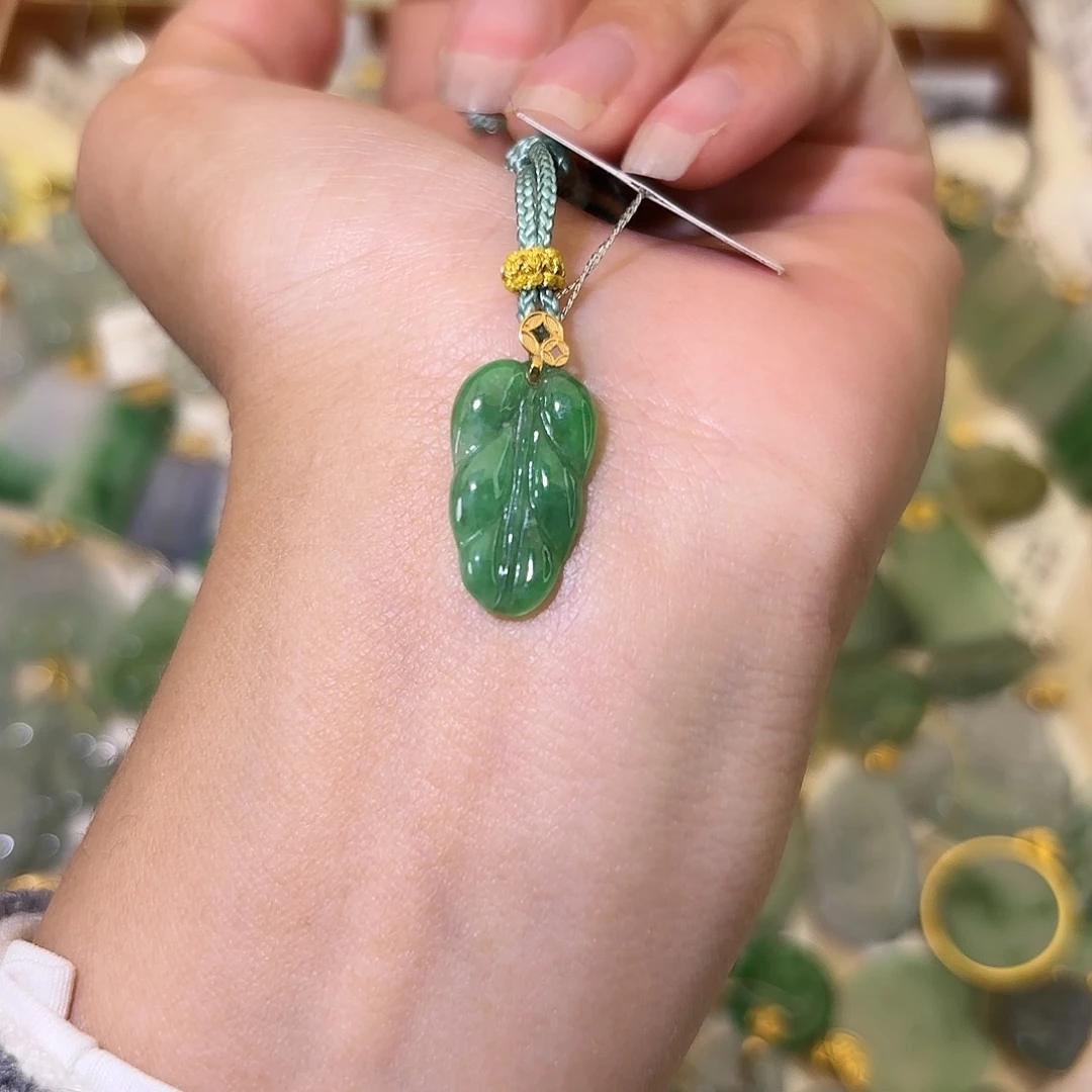 翡翠18K金镶嵌颈饰叶子