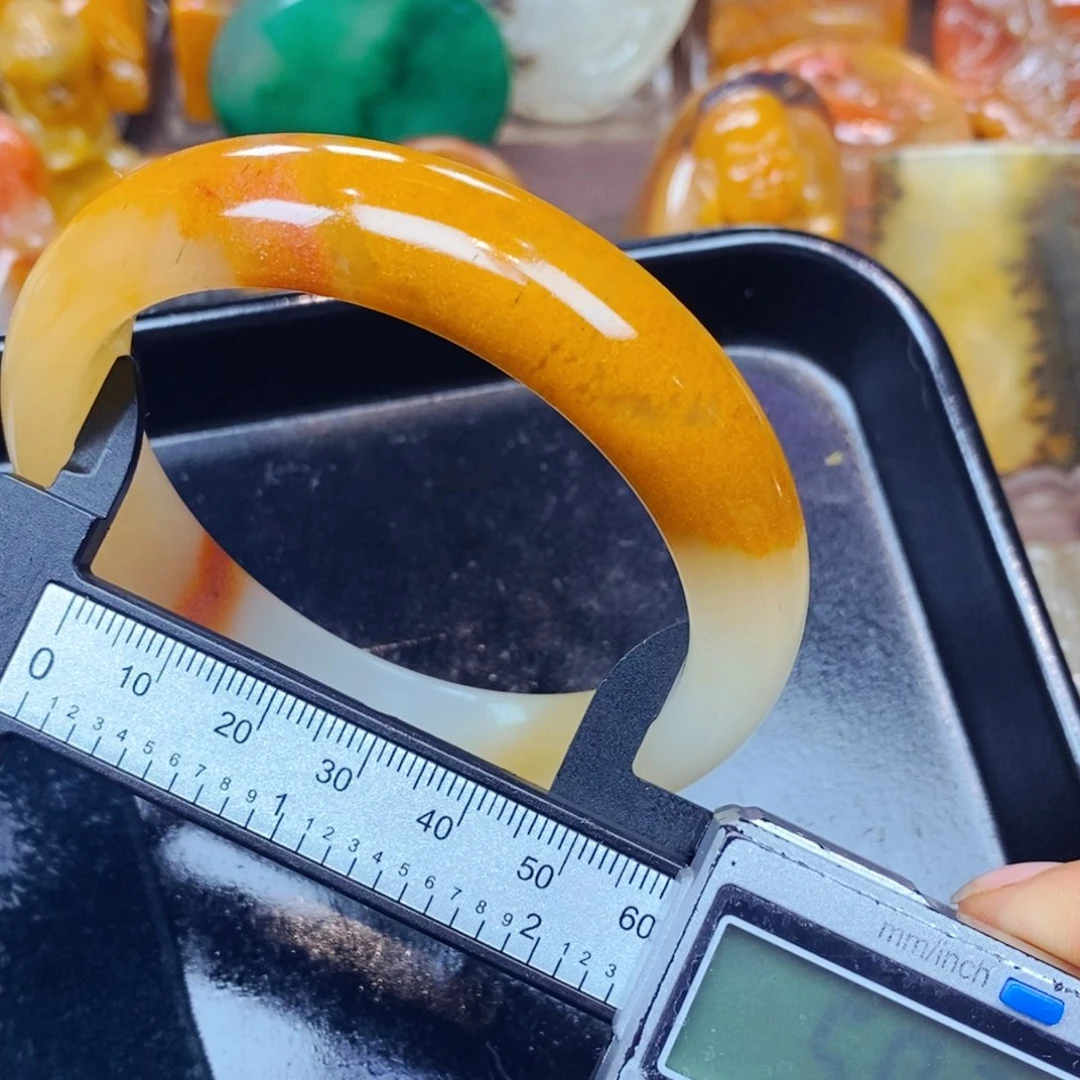 未镶嵌石英质玉（黄龙玉）颈饰