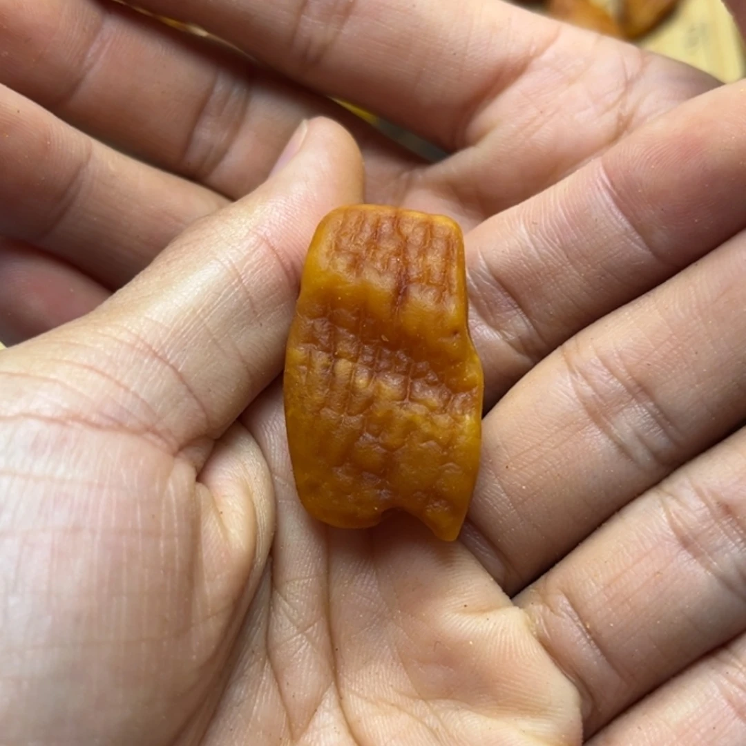 琥珀未镶嵌裸石蜜蜡定制随型吊坠