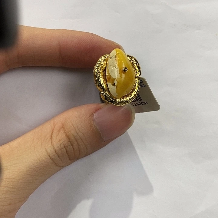 琥珀未镶嵌颈饰多人