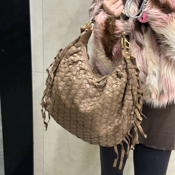 95新 MIU MIU/缪缪 棕色编织单肩斜挎包