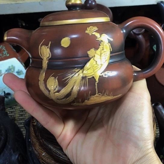 茶壶紫砂原矿泥料手工制作的一把紫砂壶。