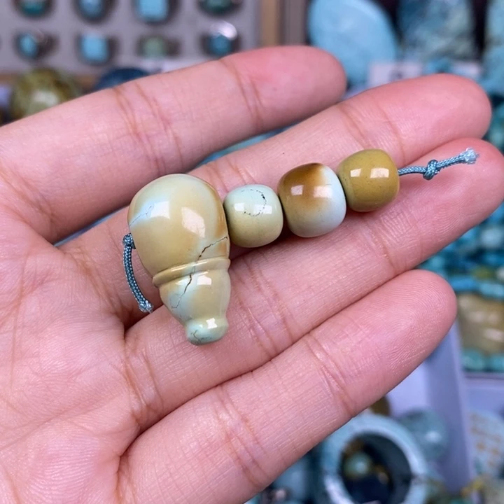 未镶嵌绿松石颈饰
