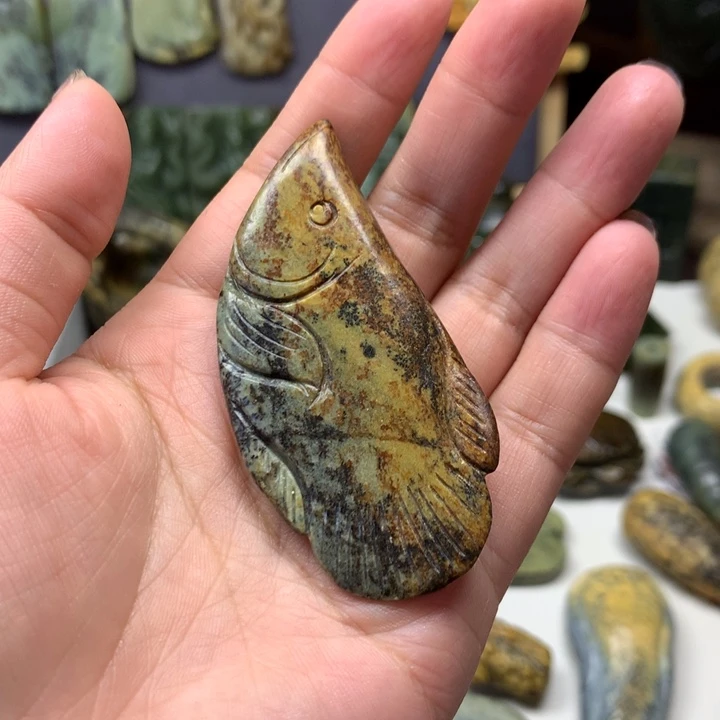 透闪石质玉未镶嵌颈饰