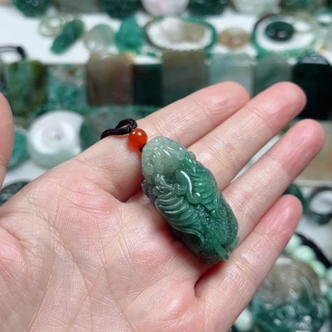 步***者独山玉未镶嵌吊坠