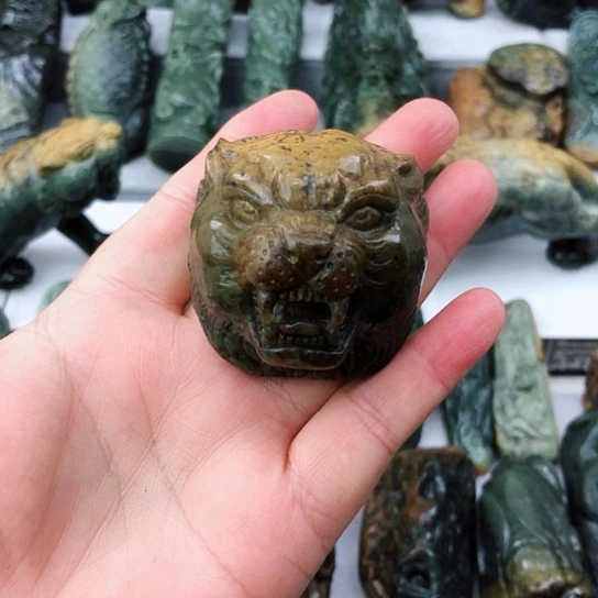 未镶嵌岫岩河磨玉（透闪石质玉）把件