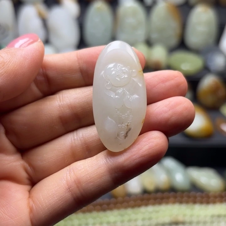 婷***婷和田玉未镶嵌颈饰