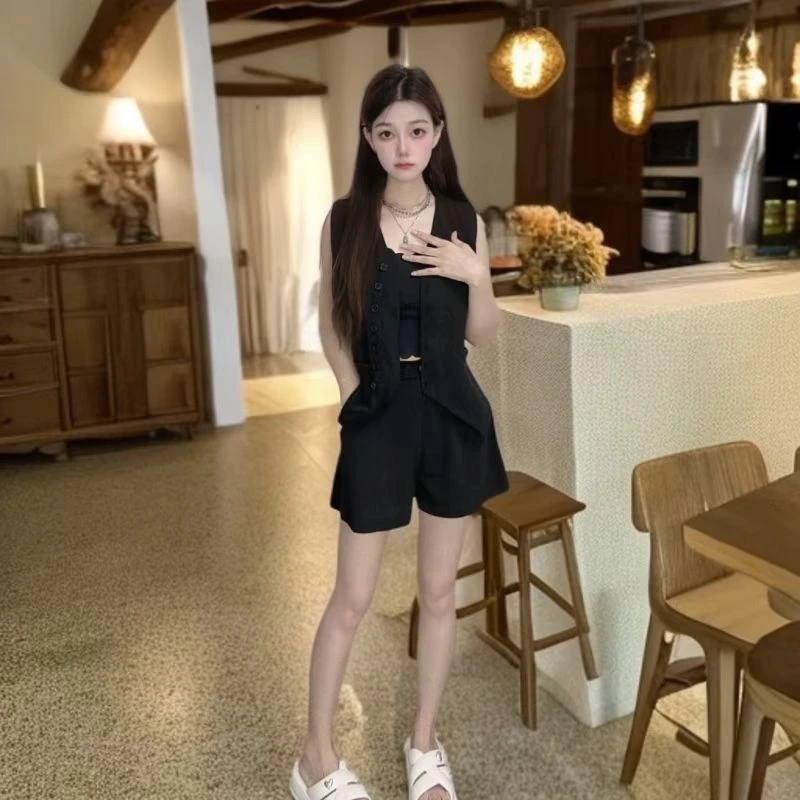 2025夏季网红新款时尚套装女法式赫本风V领时尚通勤显瘦马甲+短裤