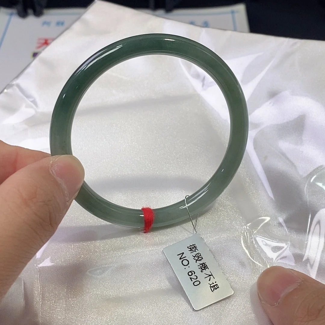 翡翠未镶嵌手镯（圆镯）
