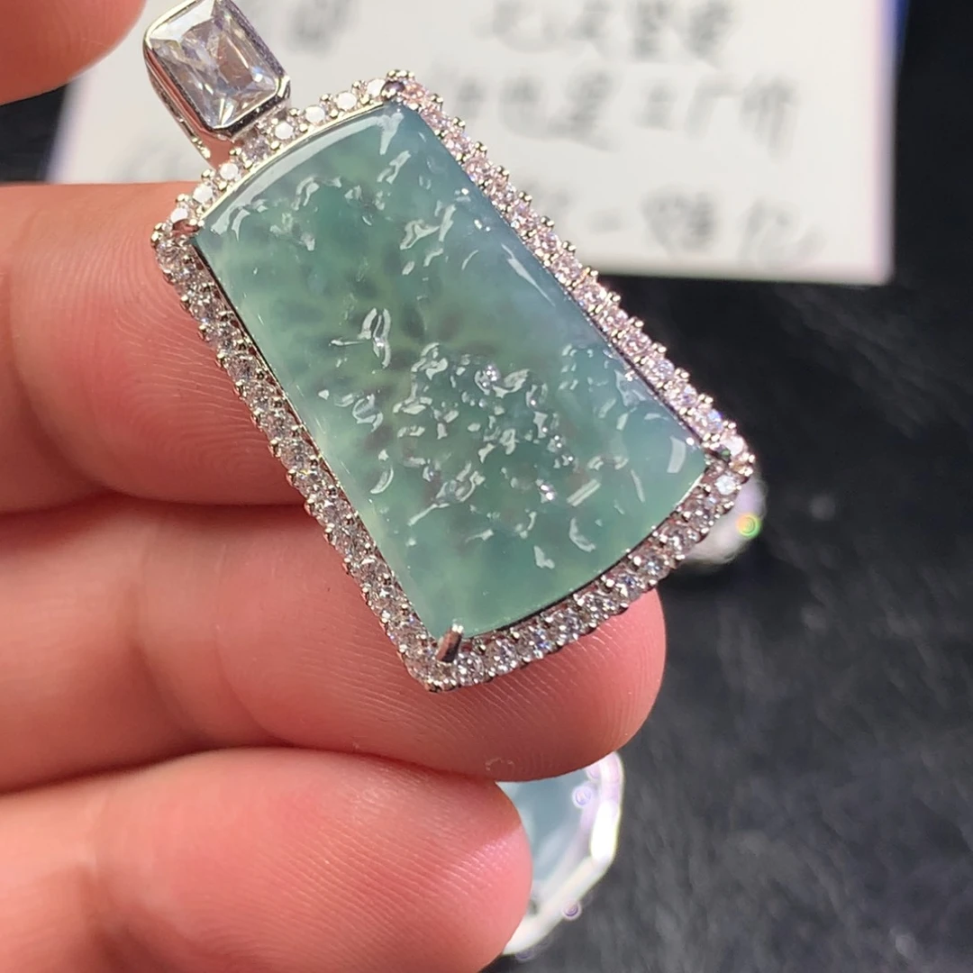 翡翠未镶嵌颈饰山水