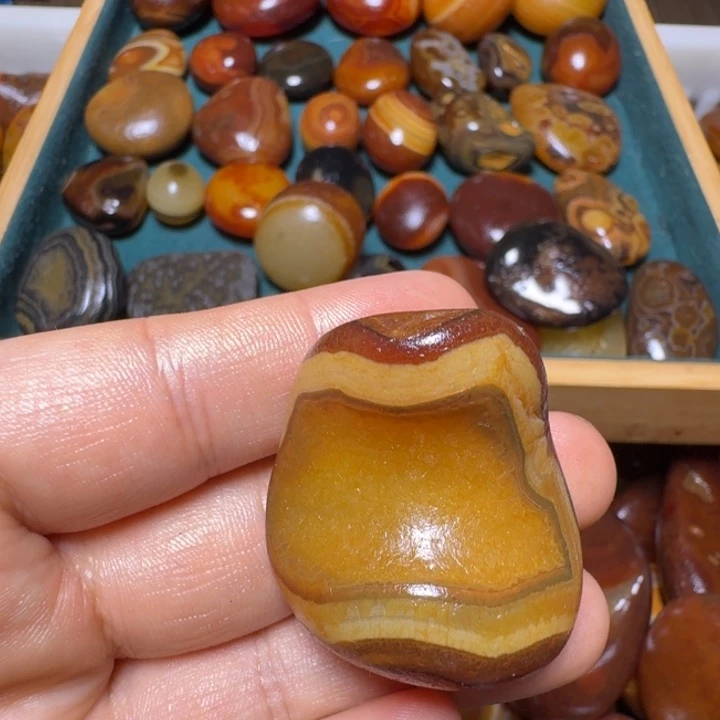 用***2瓷片马达加斯加奇石手把件