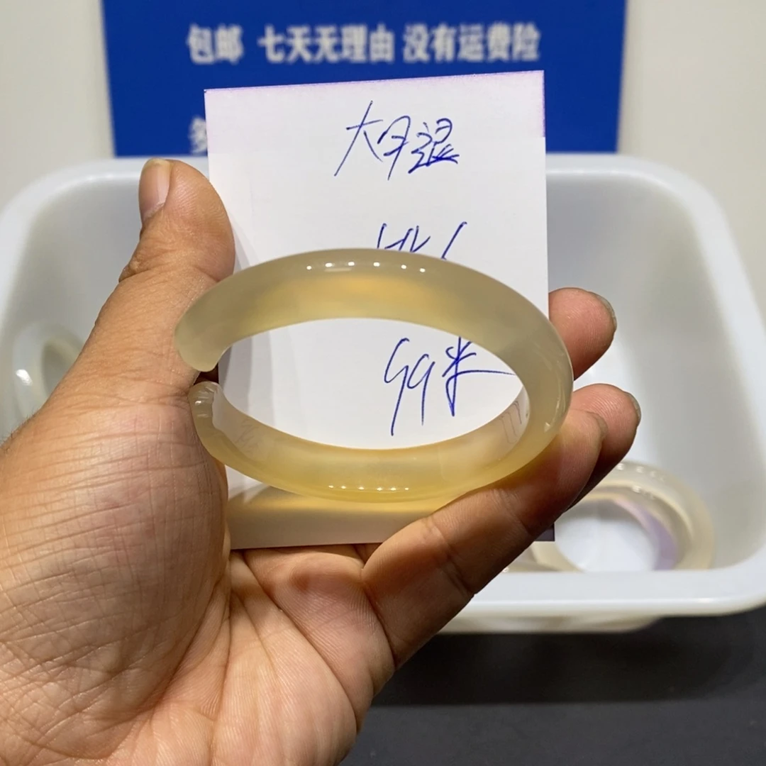 你***哦玛瑙/玉髓未镶嵌手镯