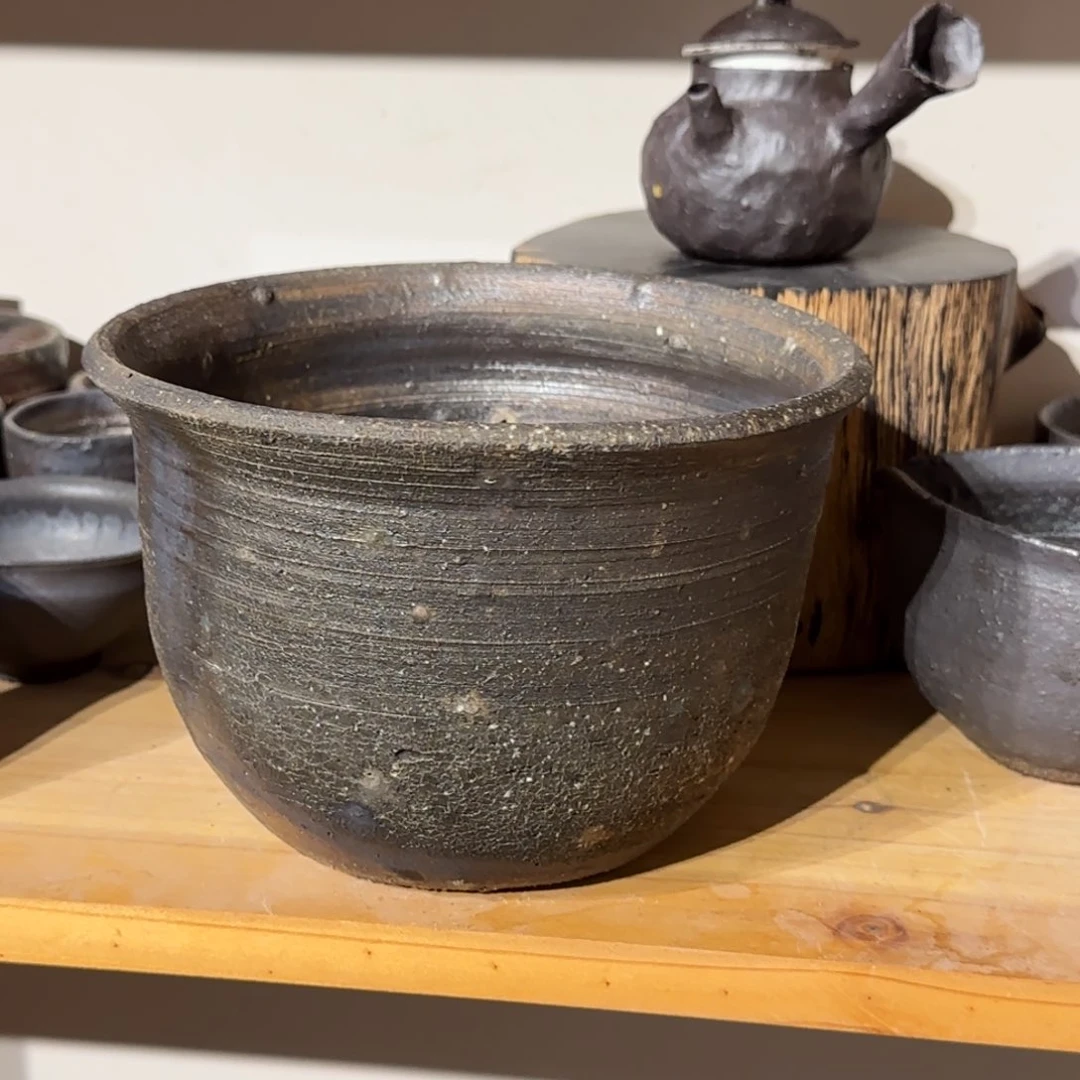 柴烧的花盆里面啦