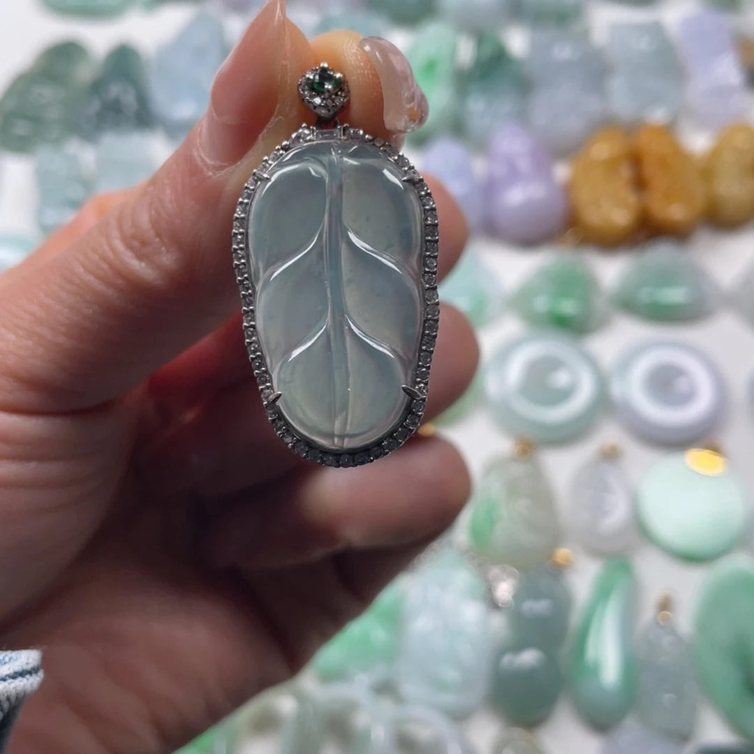 翡翠未镶嵌吊坠(赠链)