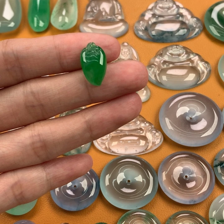 翡翠未镶嵌颈饰….