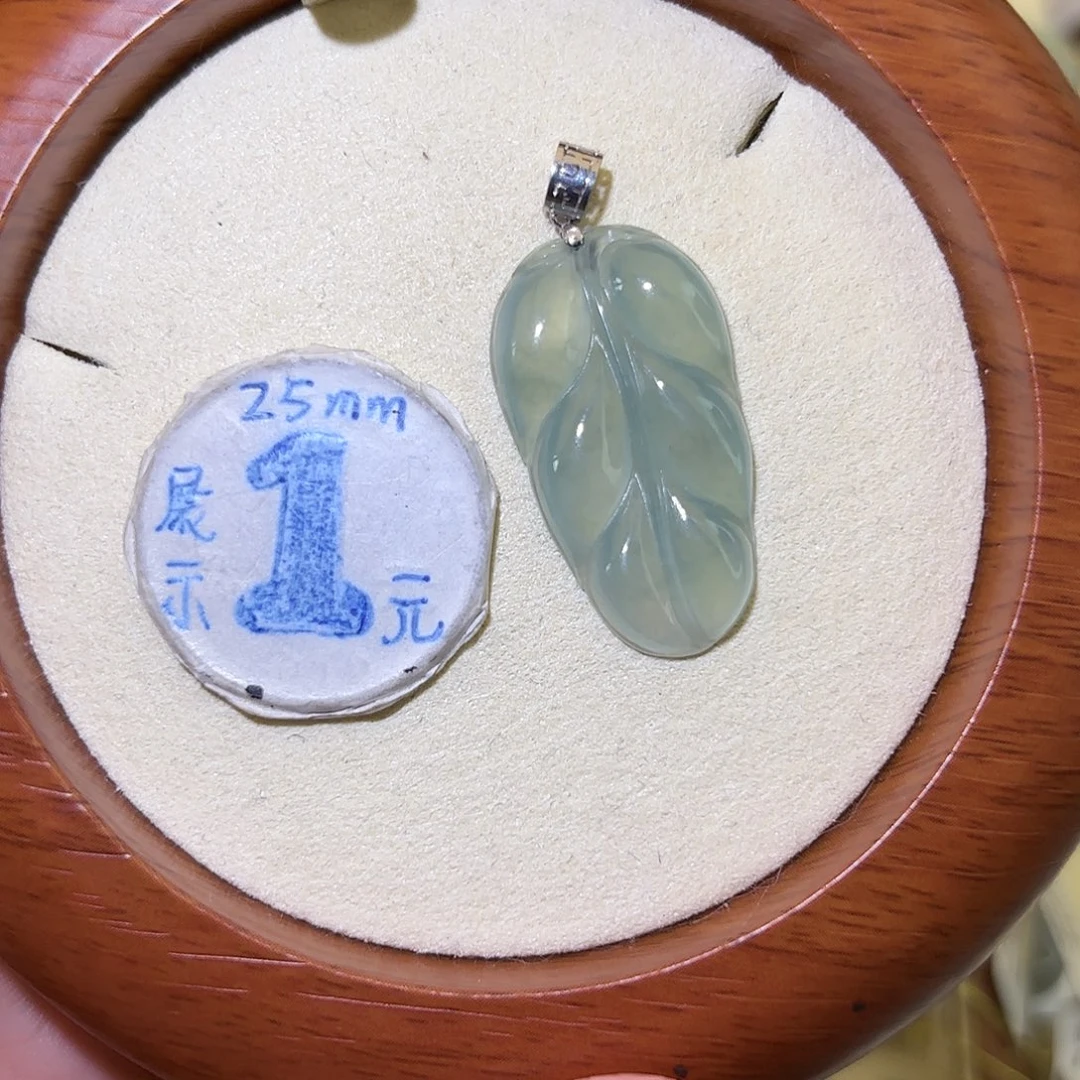 既***之翡翠18K金镶嵌颈饰叶子