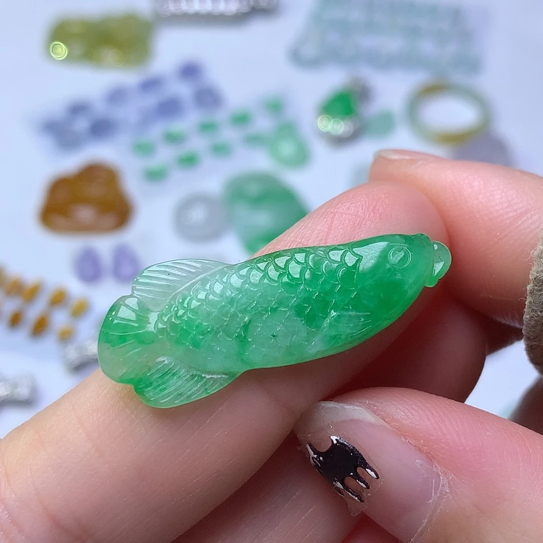 翡翠未镶嵌颈饰金龙鱼