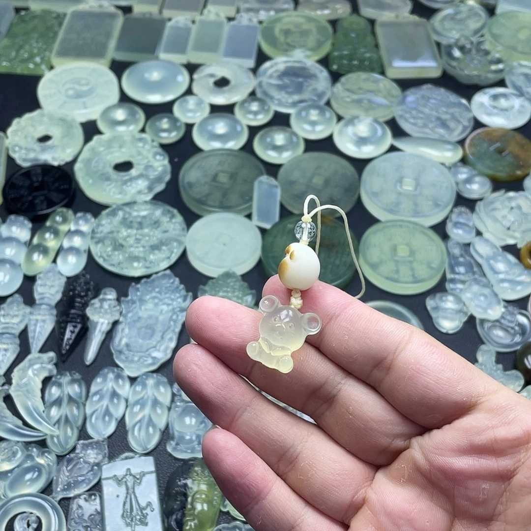 岫玉未镶嵌颈饰老鼠