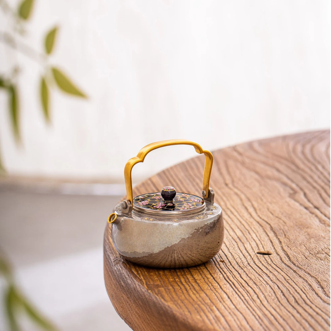 蜂鸟工坊 茶家 紫皮粉彩描金冰梅瓷盖黄铜提梁银壶CJZPA1128