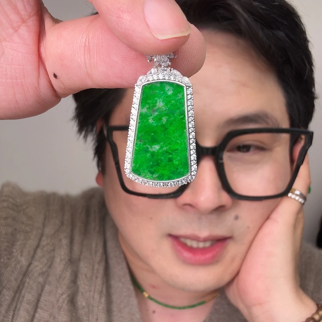 翡翠未镶嵌颈饰一件