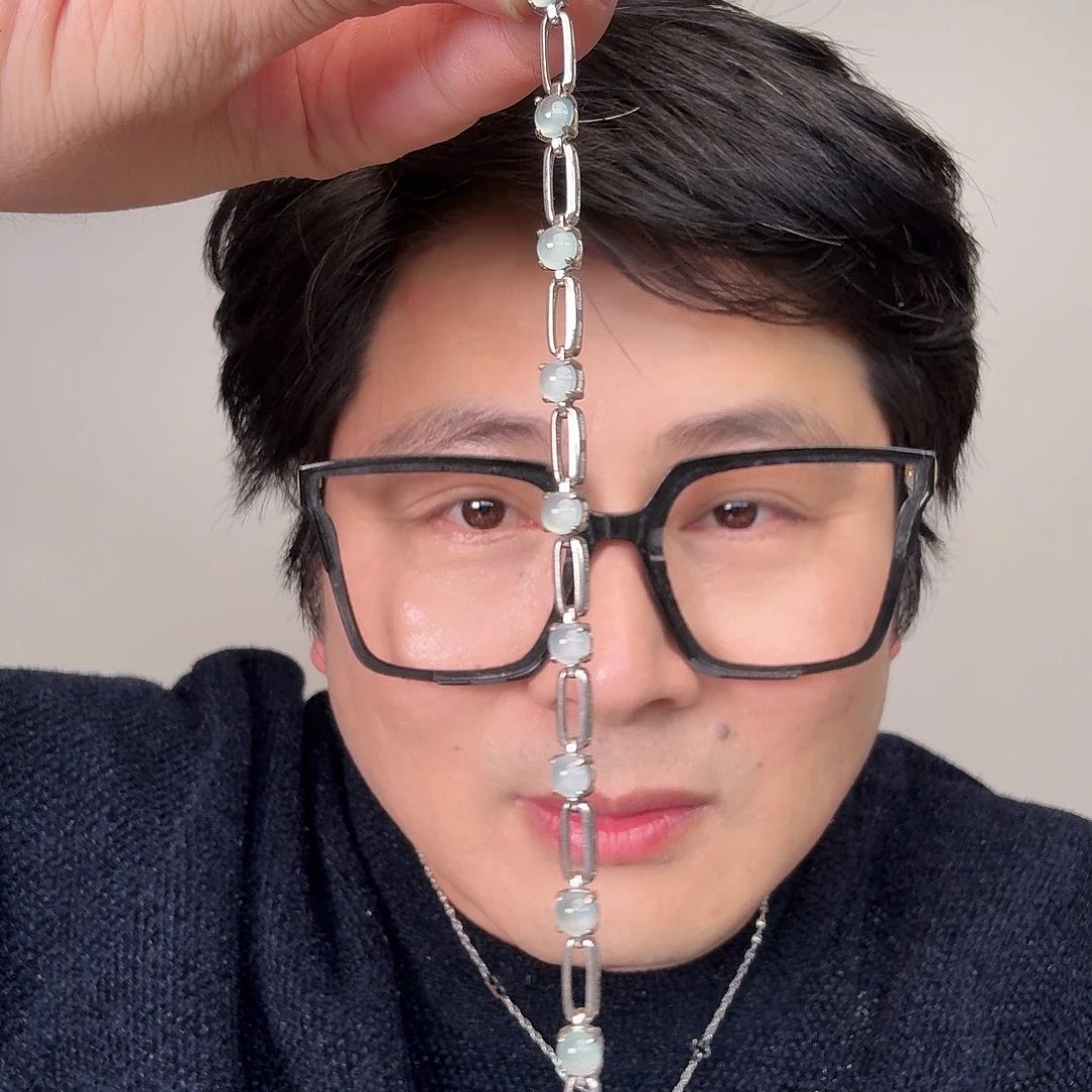 翡翠未镶嵌颈饰一件