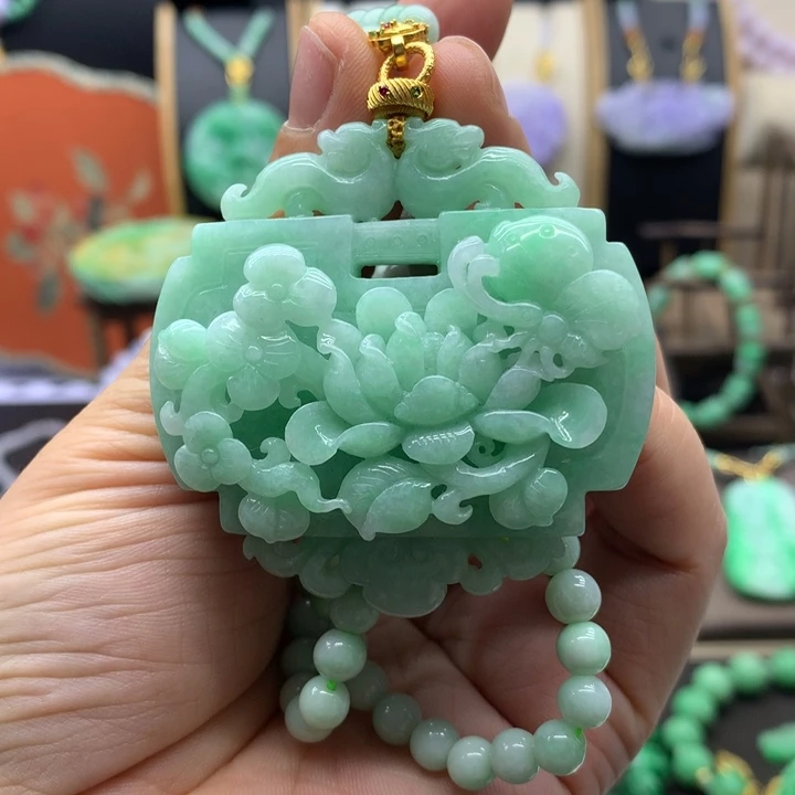 翡翠未镶嵌吊坠(赠链)