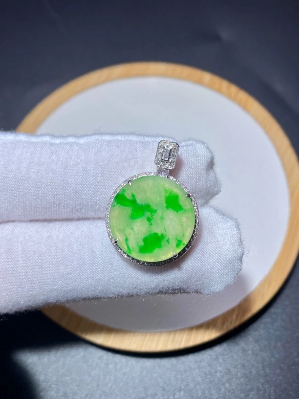 18k金镶嵌缅甸翡翠冰种飘绿花圆牌吊坠