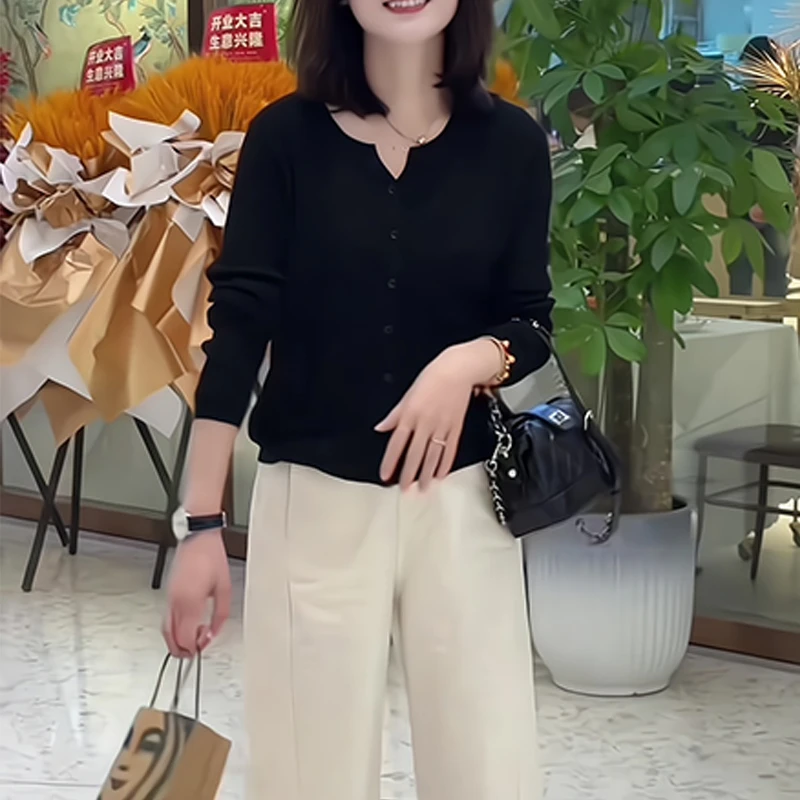 时尚简约黑色圆领长袖针织衫女春季新款单排扣百搭开衫圆领上衣潮