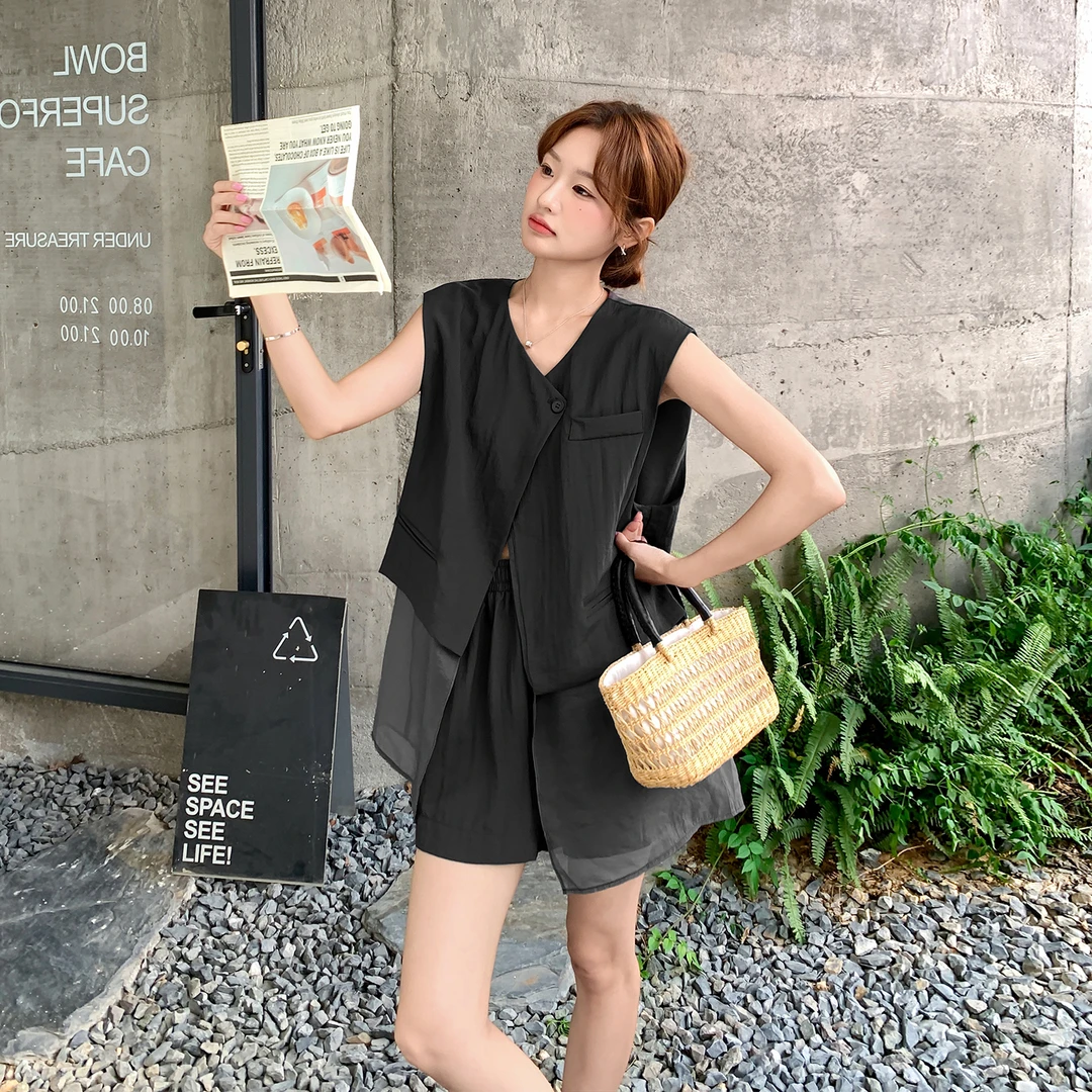 韩系通勤风气质穿搭套装裤女2025夏设计感网纱拼接上衣短裤两件套
