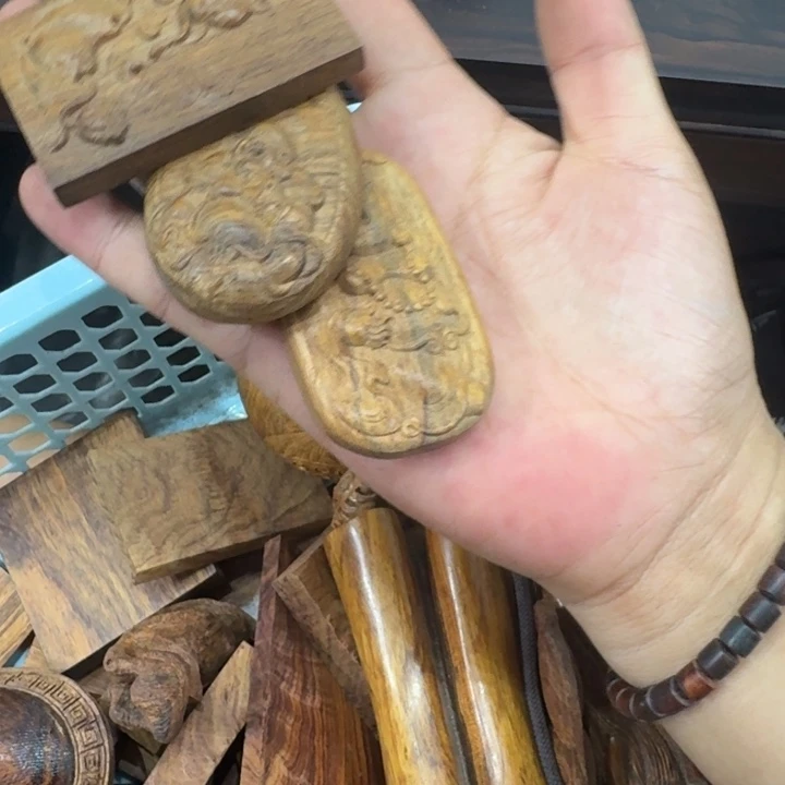 何***练有机玻璃小件物品的销售