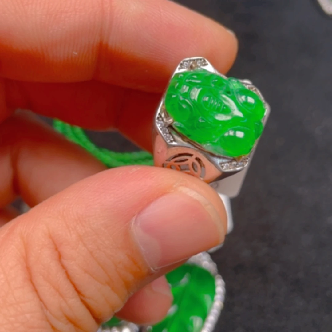 【闪购商品】颈饰银S925镶嵌翡翠戒指