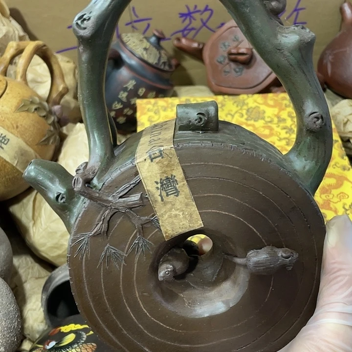 茶壶紫砂原矿泥料，手工制作一把紫砂壶。