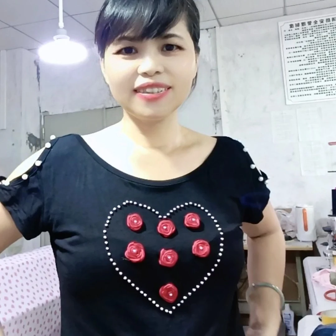 朵笛美品牌女装短款上衣，修身搂空肩，（80~125斤左右）