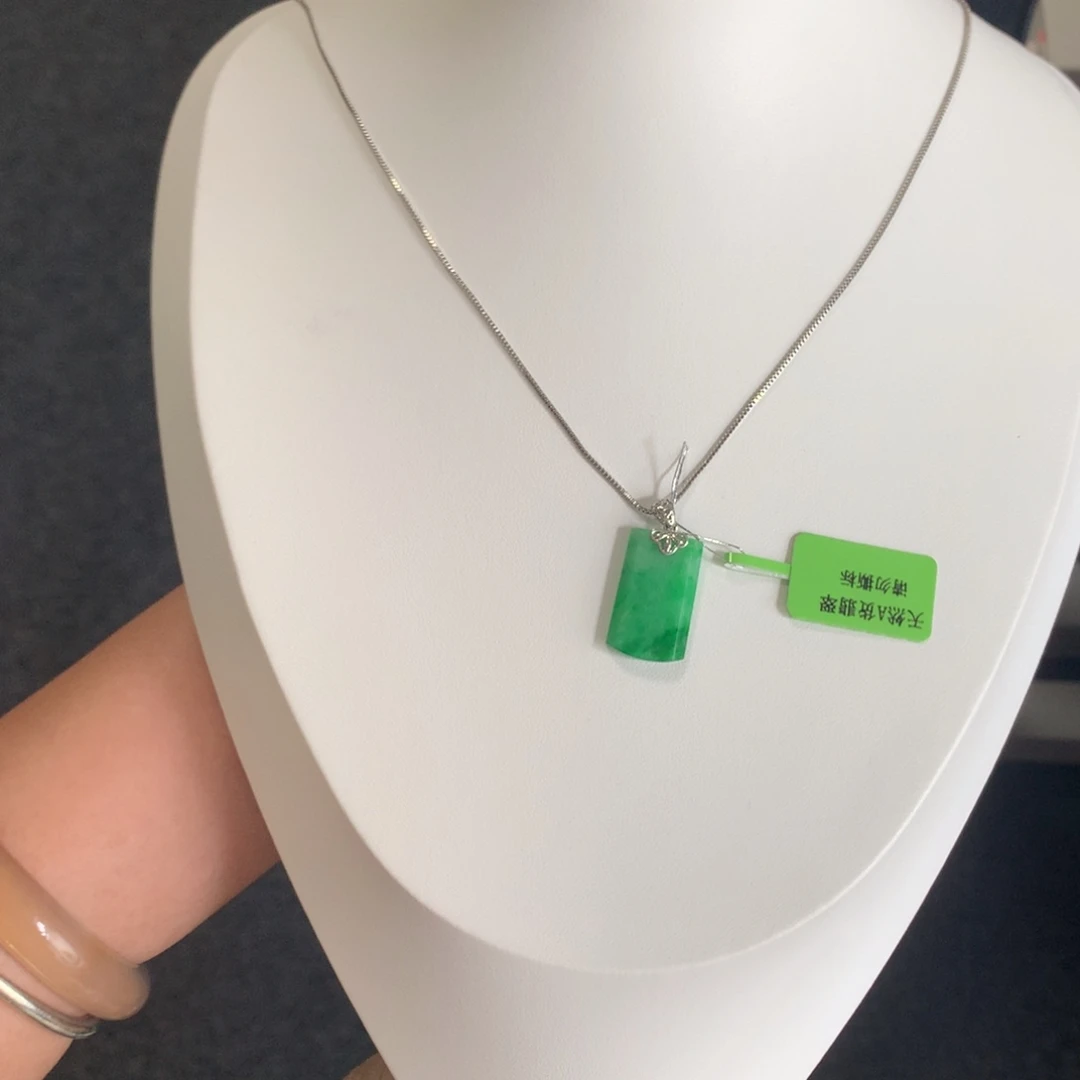 颈饰18K金镶嵌翡翠