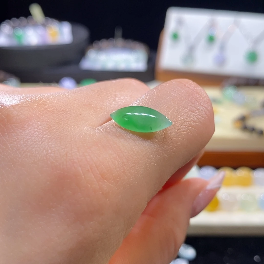 翡翠未镶嵌颈饰翡翠冰阳绿随形