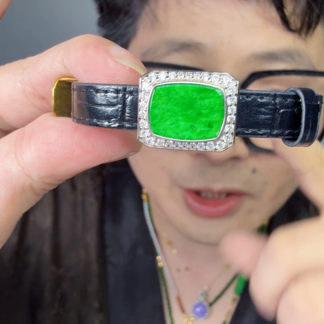 翡翠未镶嵌颈饰一件