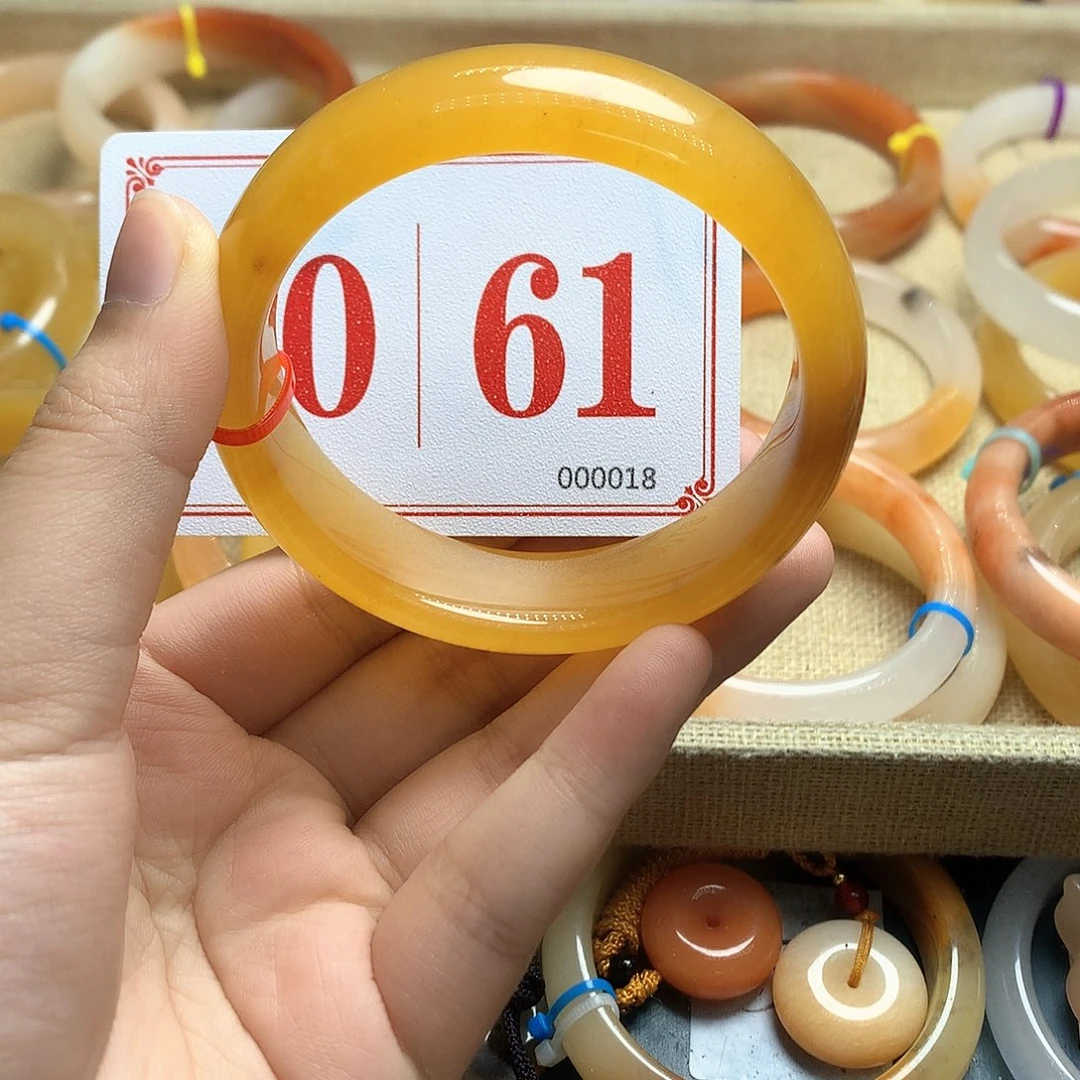 未镶嵌石英质玉（黄龙玉）手镯