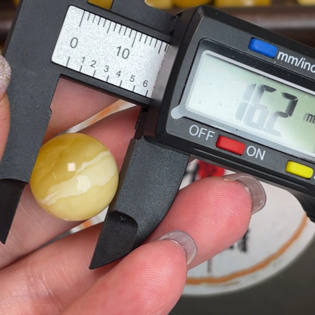 未镶嵌琥珀裸石微瑕125