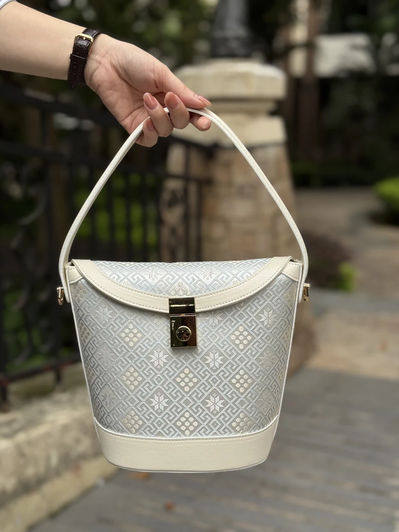 水桶包斜挎非遗壮锦包包单肩包手提包爆款百搭新款女款轻奢小众